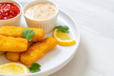 Kızarmış balık çubuğu ya da soslu patates kızartması.