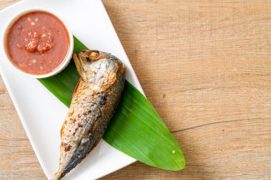Baharatlı karides soslu kızarmış uskumru balığı, Tayland usulü.