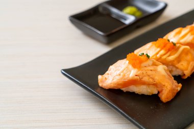 Japon usulü ızgara somon suşisi.