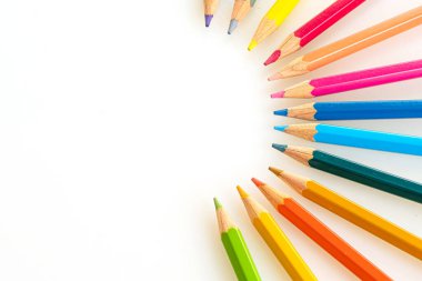 Kopyalama alanı olan beyaz arkaplan üzerindeki renk kalemi