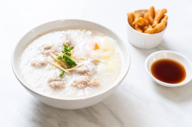 Kase içinde kıymalı pirinç lapası Asya usulü kahvaltı.