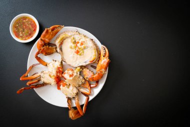 Baharatlı deniz ürünleri soslu taze sütle haşlanmış yumurta yengeci.