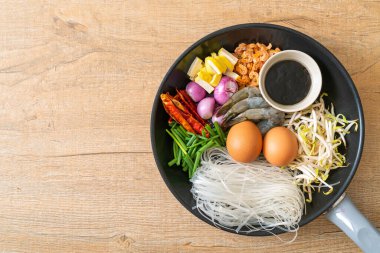 Tavada malzemeli pirinç eriştesi Pad Thai pişirmeye hazır.