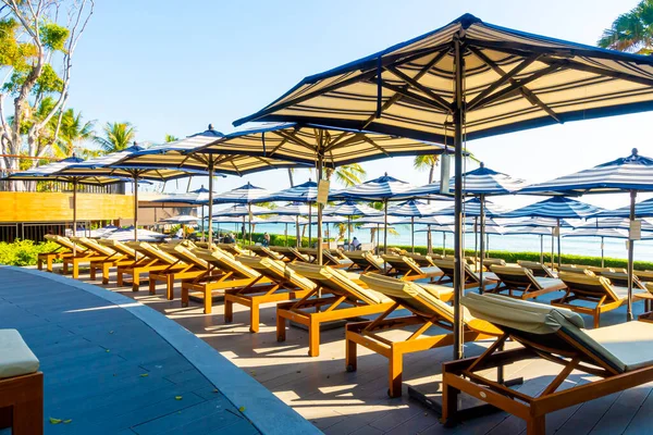 Belle Parasol Luxe Chaise Autour Piscine Extérieure Hôtel Station Balnéaire — Photo