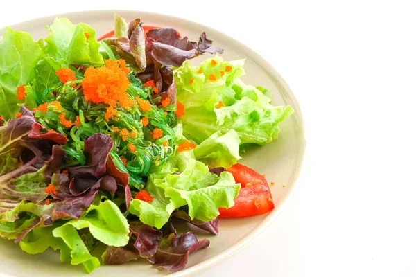 Salada Legumes Com Algas Japonesas Ovos Camarão Isolados Fundo Branco — Fotografia de Stock