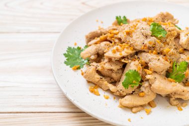 Sarımsaklı ve biberli kızarmış tavuk.