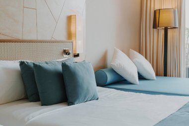 Yatak odasının içinde güzel ve rahat bir yastık dekorasyonu.