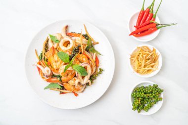 Kızarmış baharatlı deniz yemekleri (Pad Cha Talay) - Tayland yemeği tarzı