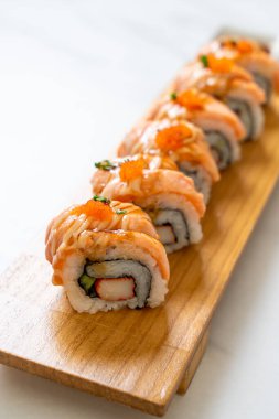 Sos soslu ızgara somon balığı. Japon usulü.