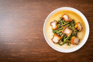 Kızarmış su mimozası ve tabakta domuz eti.