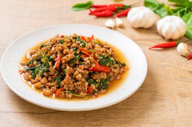 Tayland usulü kızarmış fesleğen, kıymalı ve biberli Tayland usulü.