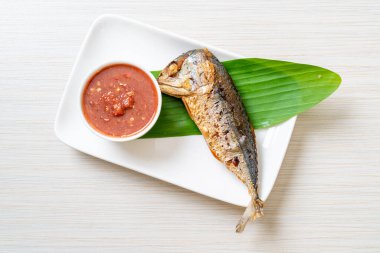 Baharatlı karides soslu kızarmış uskumru balığı, Tayland usulü.