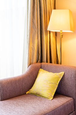 otel odasındaki kanepede rahat yastık süslemesi