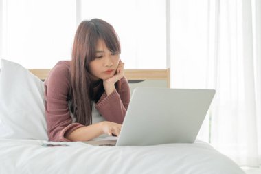 Evde dizüstü bilgisayarla çalışan Asyalı kadınlar.