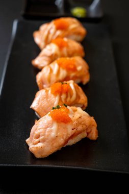 Japon usulü ızgara somon suşisi.