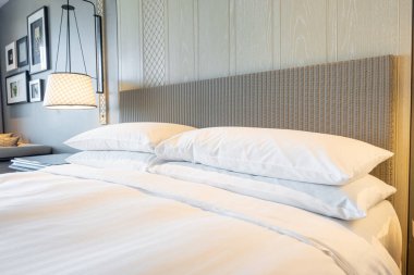 Beyaz yastıklar yatak odasının iç tarafında.