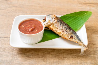 Baharatlı karides soslu kızarmış uskumru balığı, Tayland usulü.