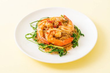 Kızarmış pirinç vermicelli ve karidesli su mimozası.