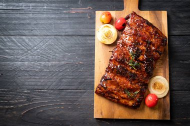 Izgara ve ızgara domuz pirzolası.