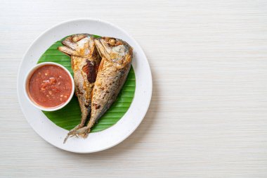 Baharatlı karides soslu kızarmış uskumru balığı, Tayland usulü.