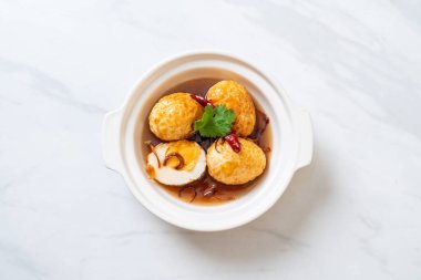 Tamarind soslu haşlanmış yumurta veya tatlı ve ekşi yumurta.