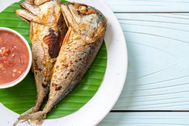 Baharatlı karides soslu kızarmış uskumru balığı, Tayland usulü.