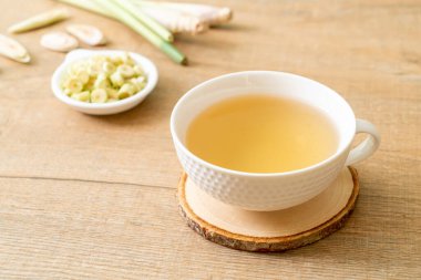 sıcak limon suyu bardağı