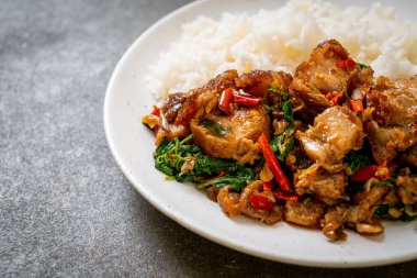 Kızarmış domuz eti ve pirinçli fesleğen Asya yerel sokak yemeği tarzı.