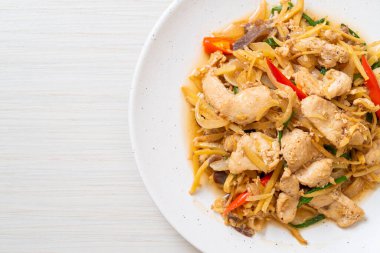 Zencefilli kızarmış tavuk. Asya usulü.