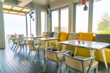 Kafe restoranında boş sandalye ve masa.