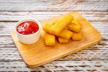 Kızarmış balık kroket ve ketçap.