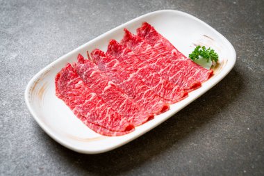 Sukiyaki ve Shabu ya da Yakiniku 'ya servis edilen mermer dokulu taze et.