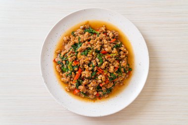 Tayland usulü kızarmış fesleğen, kıymalı ve biberli Tayland usulü.