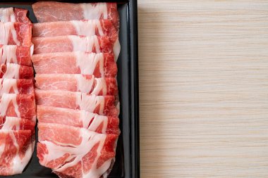 Dilimlenmiş taze domuz filetosu.