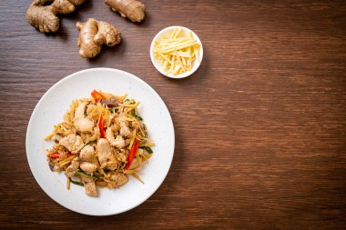 Zencefilli kızarmış tavuk. Asya usulü.