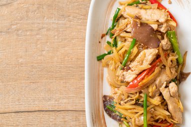 Zencefilli kızarmış tavuk. Asya usulü.