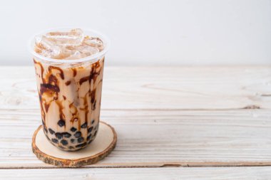 Tahta masada köpüklü Tayvan sütü çayı