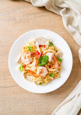 Karidesli baharatlı erişte salatası. Tayland usulü.