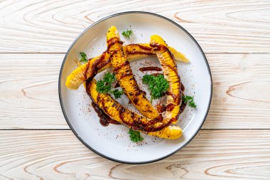 Izgara ve barbekü mısır ve bbq sosu.