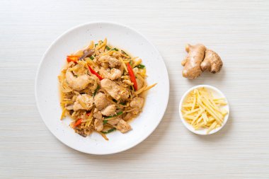 Zencefilli kızarmış tavuk. Asya usulü.