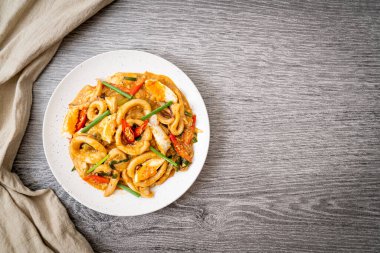 Kızarmış kalamar ya da ahtapotu tuzlu yumurtayla karıştırın - Asya yemeği tarzı