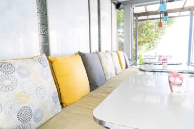 Kafe restoranında boş sandalye ve masa.