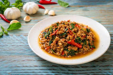 Tayland usulü kızarmış fesleğen, kıymalı ve biberli Tayland usulü.