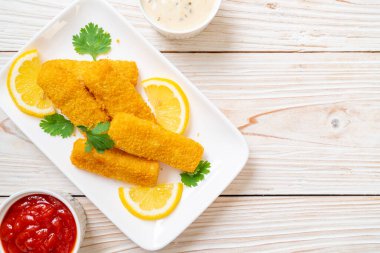 Kızarmış balık çubuğu ya da soslu patates kızartması.