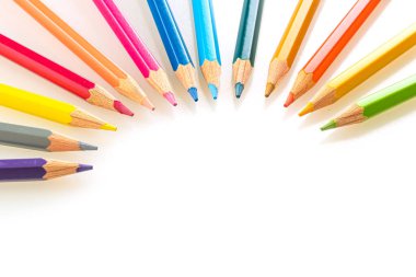 Kopyalama alanı olan beyaz arkaplan üzerindeki renk kalemi