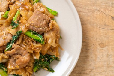 Kızarmış pirinç eriştesi, soya sosu, domuz eti ve lahana. Asya usulü.