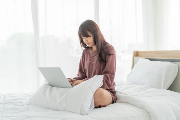在家里用笔记本电脑工作的亚洲妇女 — 图库照片