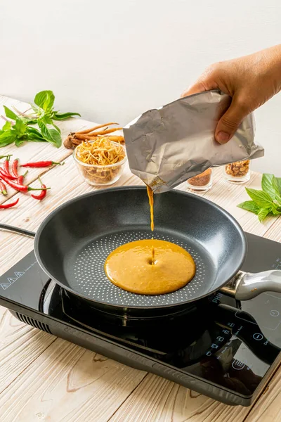 具材で調理できる鍋にソースをかける — ストック写真