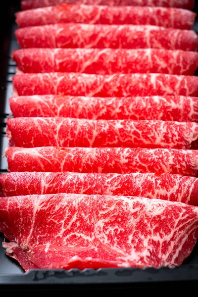 Carne Fresca Crua Fatiada Com Textura Marmorizada Servida Para Sukiyaki — Fotografia de Stock