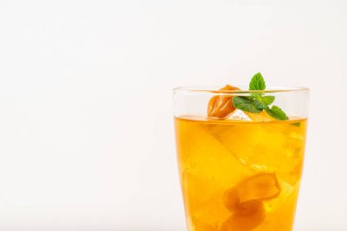 Buzlu ve naneli Çin eriği suyu.